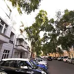 Kvh By Rockchair Apartments L Superhost Status L Boxspringbett Am Schloss Charlottenburg Welcomes You!
